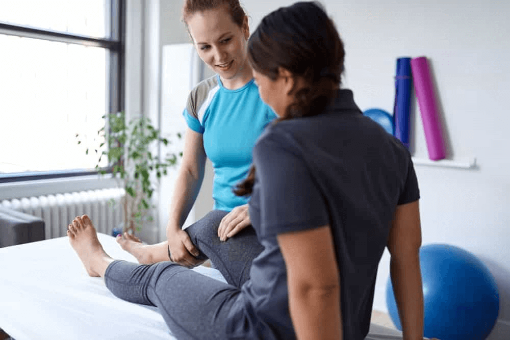 Chiropractor helping knee adjustment - Chiropractic Help for Knee Pain